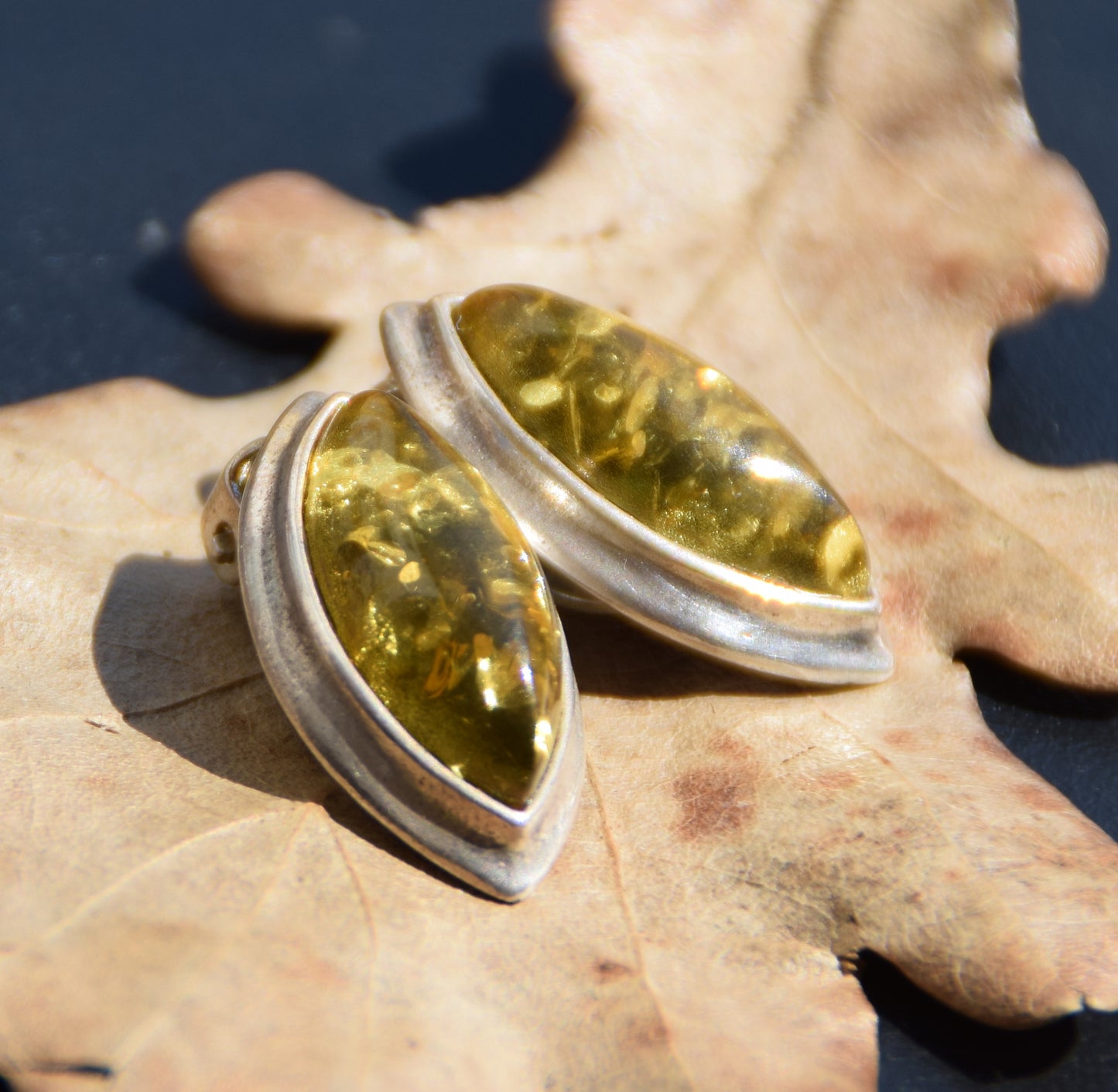 Eleganti orecchini a clip con ambra verde naturale e argento 925, MJ Baltica, BKK016