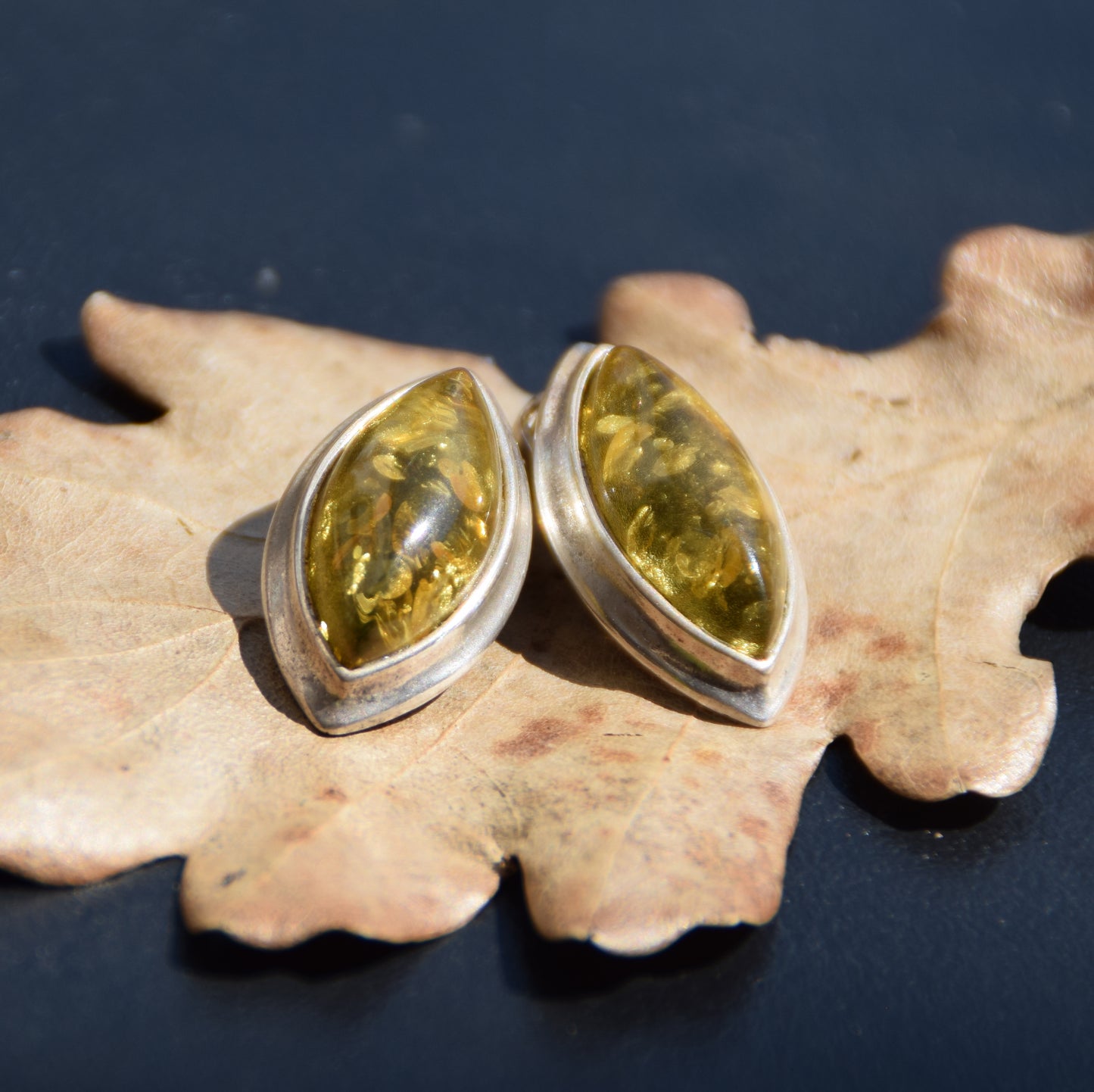 Eleganti orecchini a clip con ambra verde naturale e argento 925, MJ Baltica, BKK016