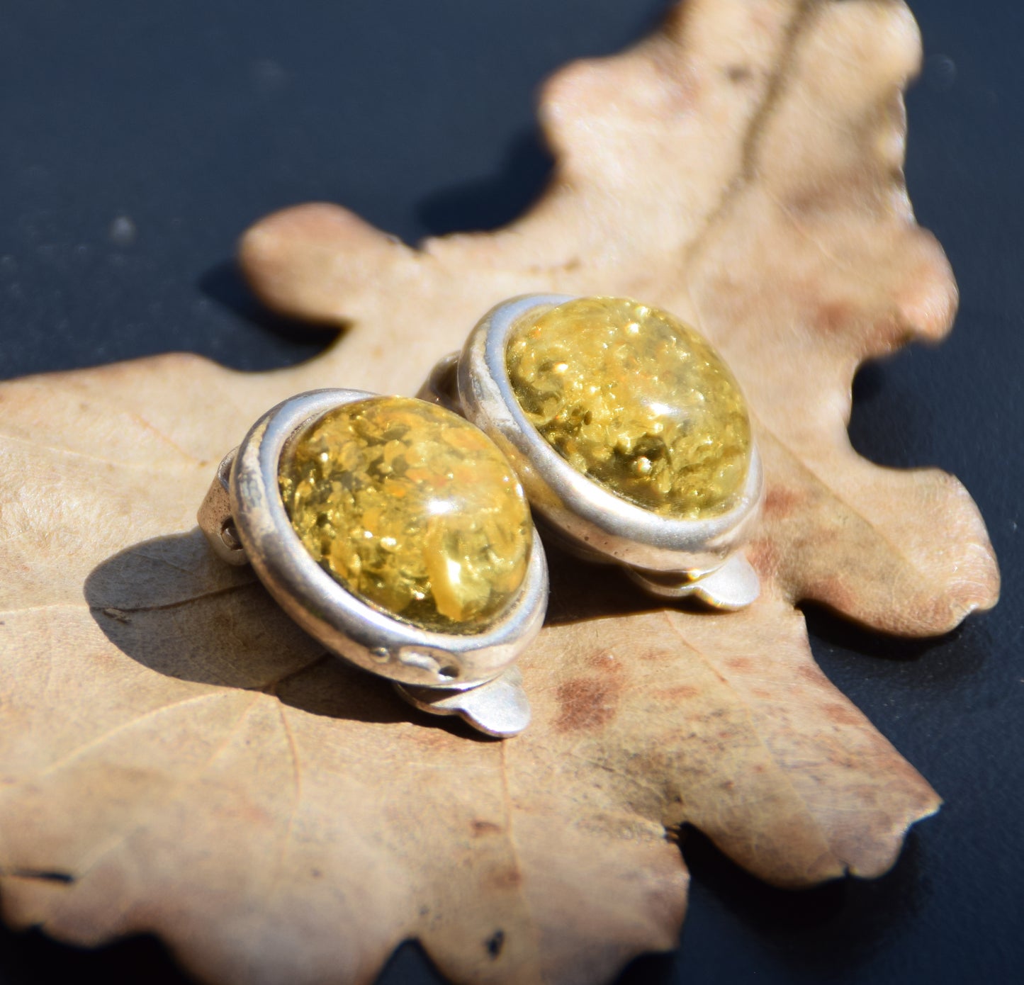 Rotondi orecchini a lobo con la clip con Ambra naturale color verde e Argento 925, MJ Baltica, BKK018