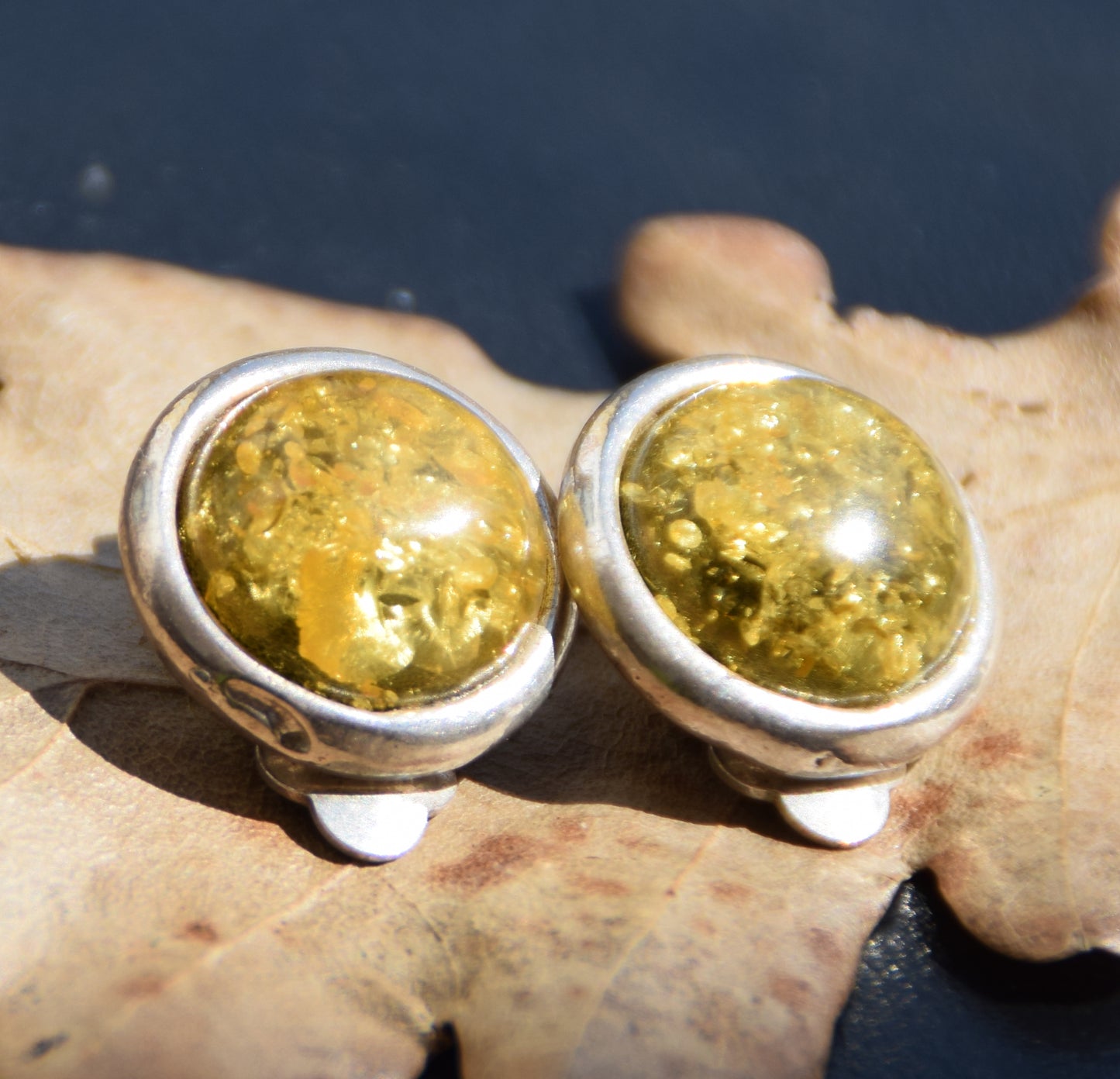 Rotondi orecchini a lobo con la clip con Ambra naturale color verde e Argento 925, MJ Baltica, BKK018