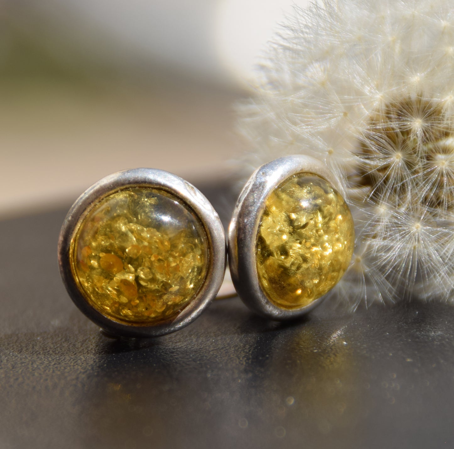 Rotondi orecchini a lobo con la clip con Ambra naturale color verde e Argento 925, MJ Baltica, BKK018