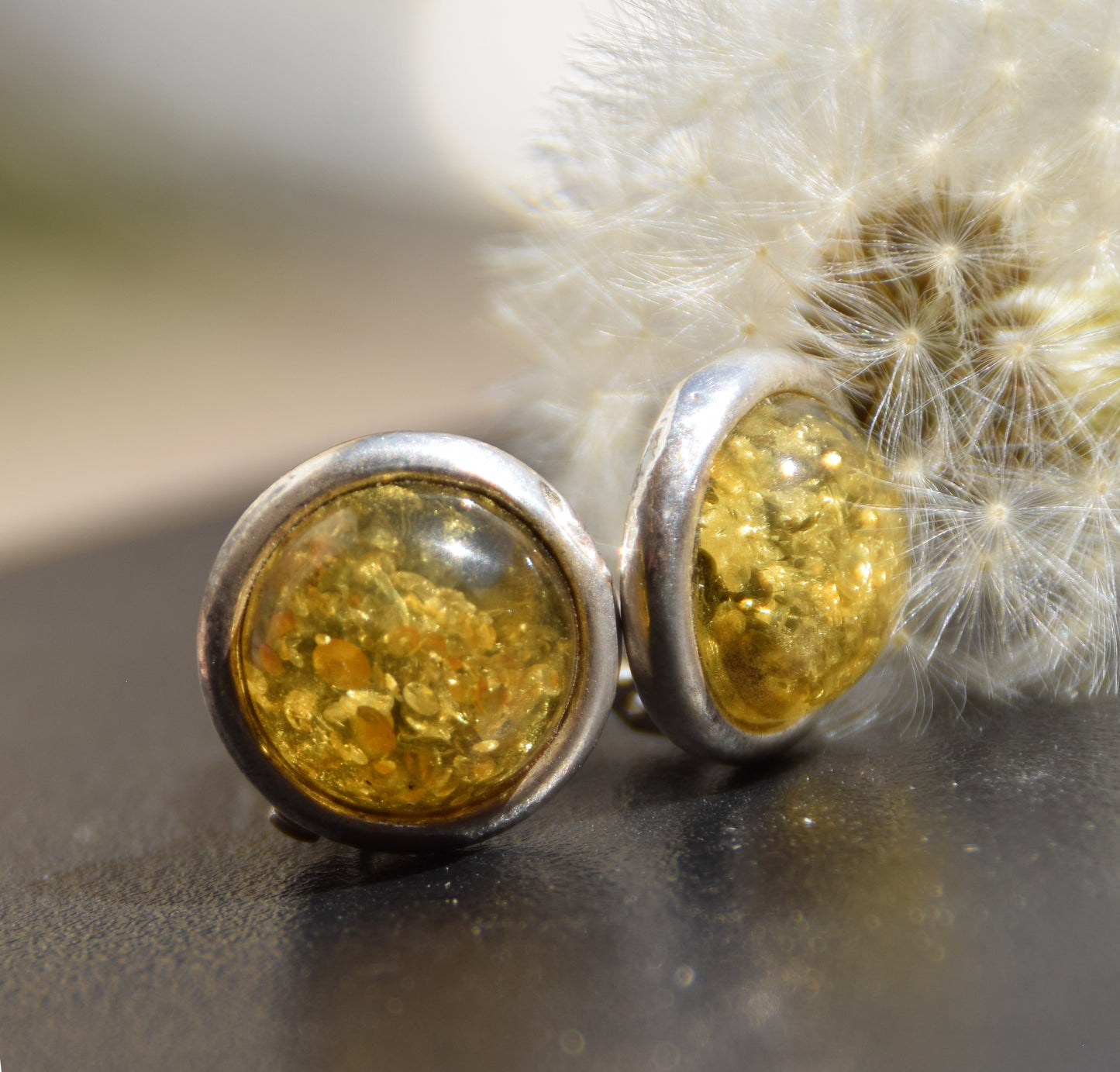 Rotondi orecchini a lobo con la clip con Ambra naturale color verde e Argento 925, MJ Baltica, BKK018