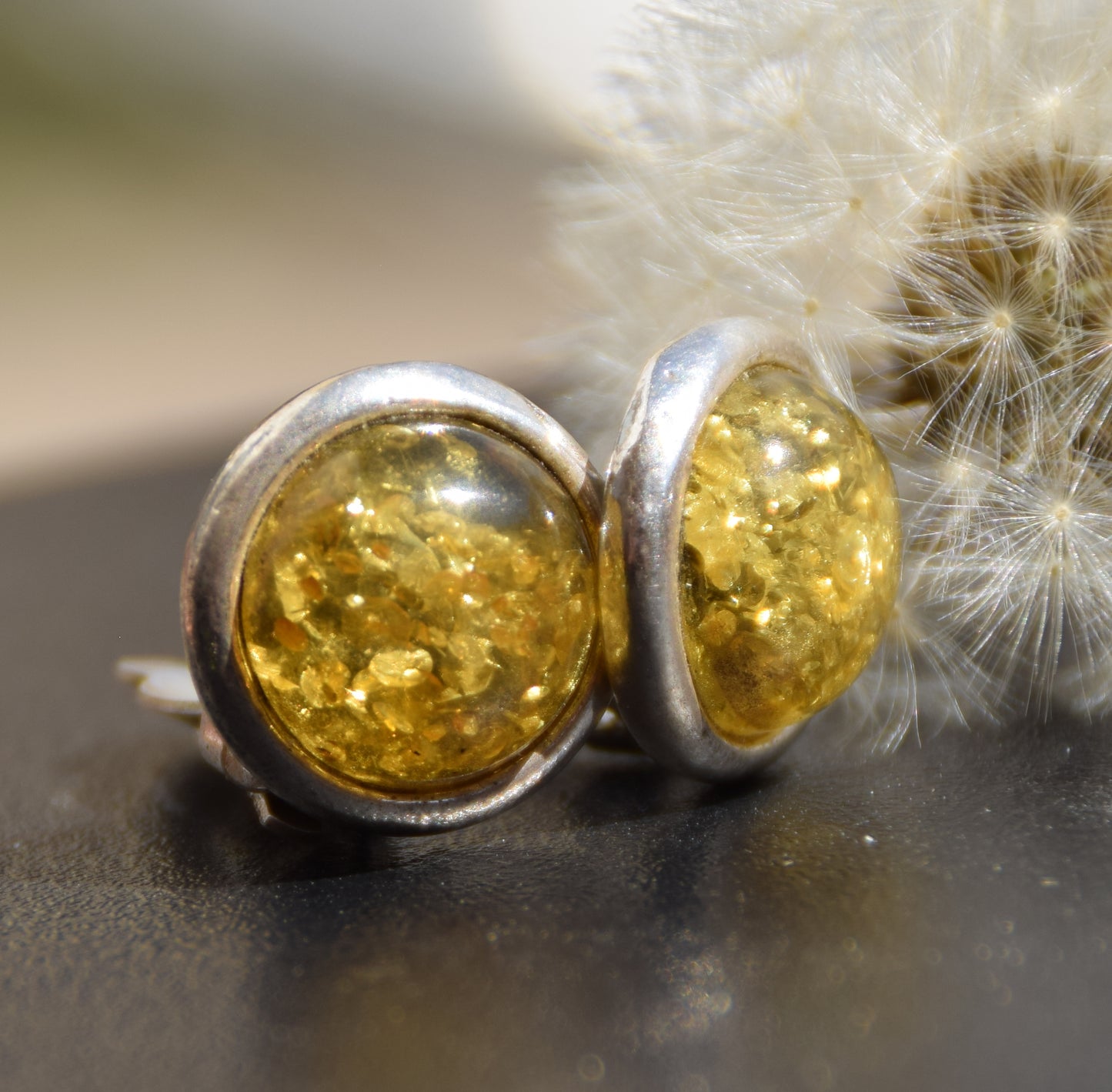 Rotondi orecchini a lobo con la clip con Ambra naturale color verde e Argento 925, MJ Baltica, BKK018