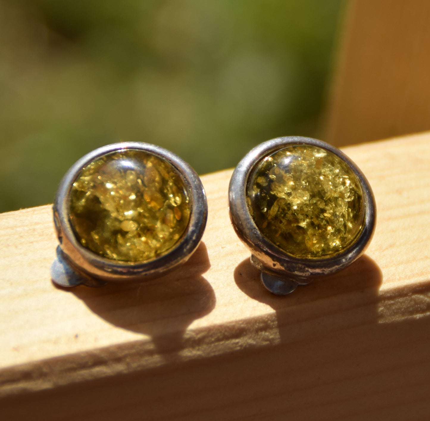 Rotondi orecchini a lobo con la clip con Ambra naturale color verde e Argento 925, MJ Baltica, BKK018