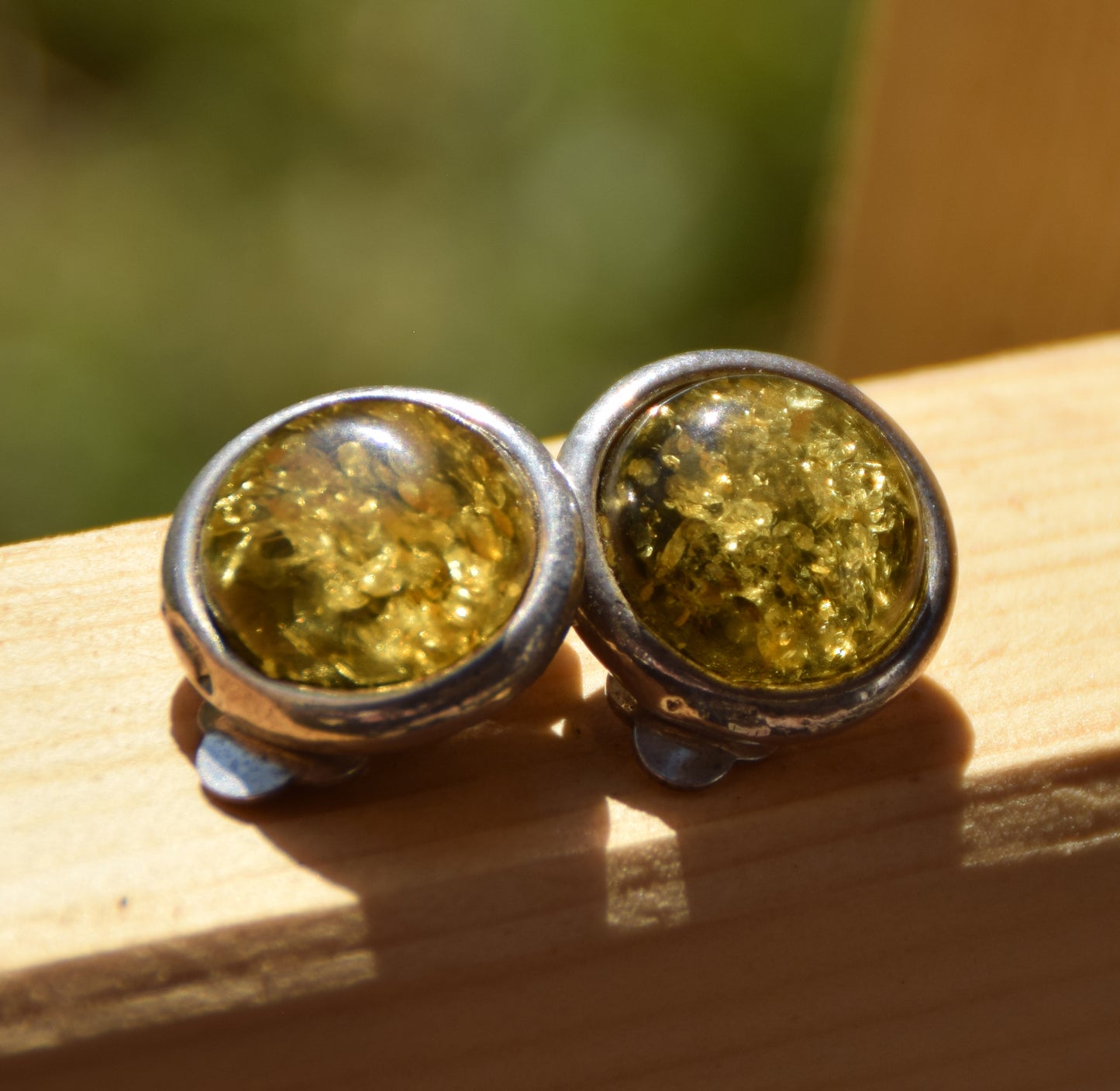 Rotondi orecchini a lobo con la clip con Ambra naturale color verde e Argento 925, MJ Baltica, BKK018