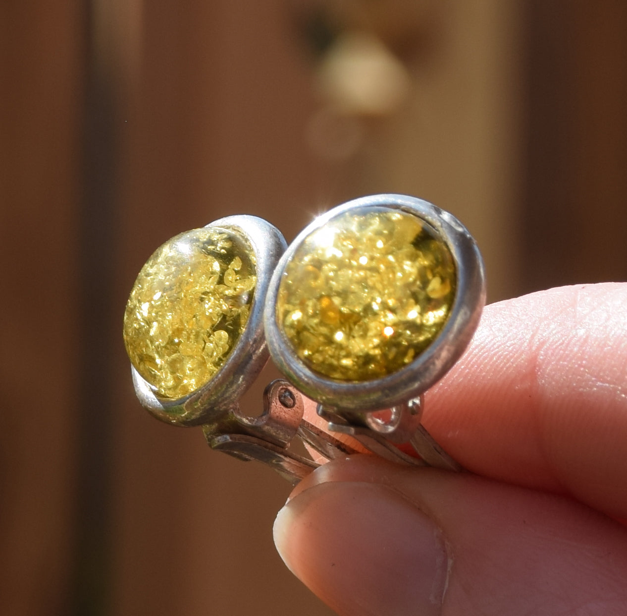 Rotondi orecchini a lobo con la clip con Ambra naturale color verde e Argento 925, MJ Baltica, BKK018