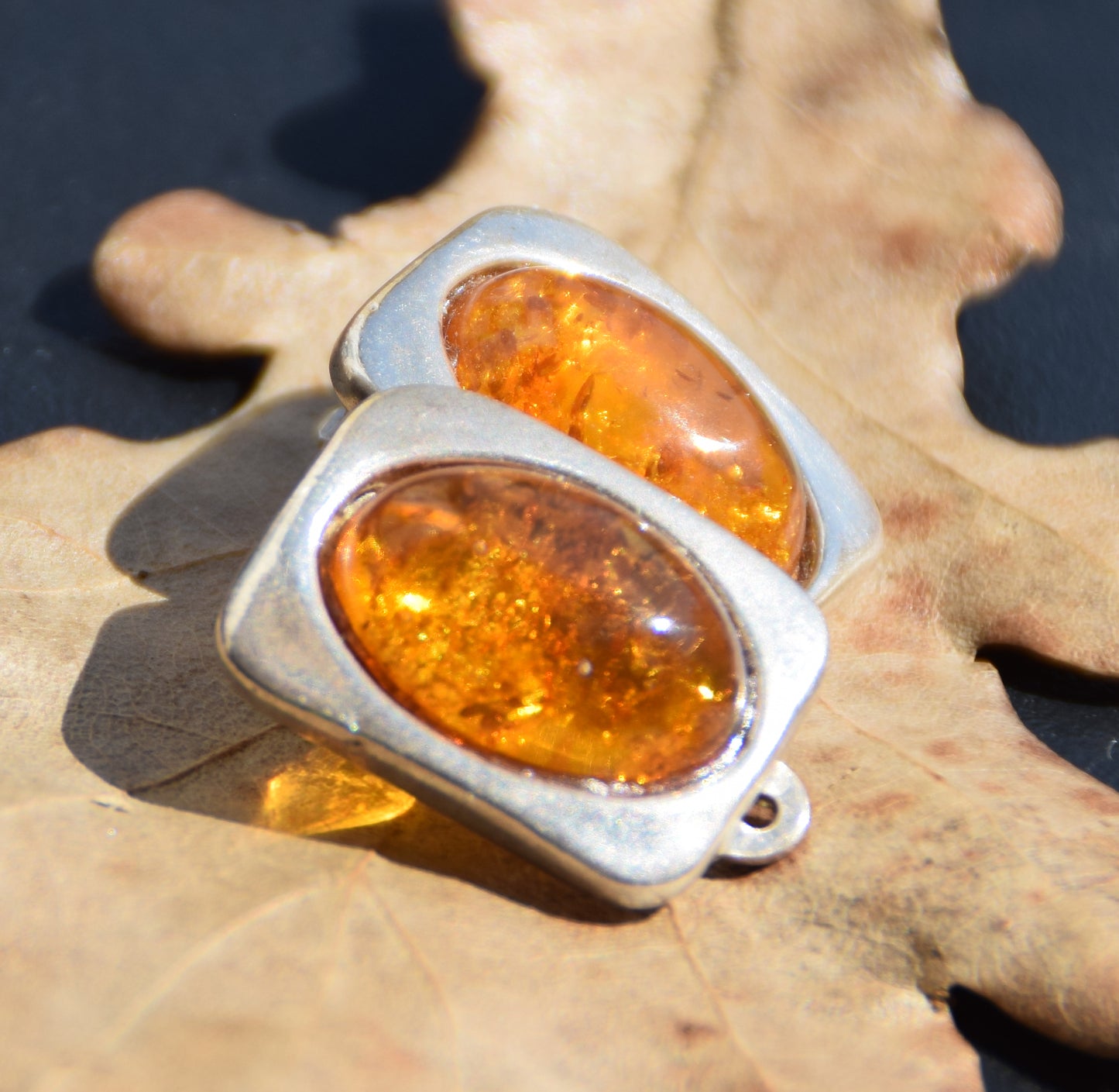 Ovali orecchini a clip con Ambra naturale color cognac e Argento 925, MJ Baltica, BKK019