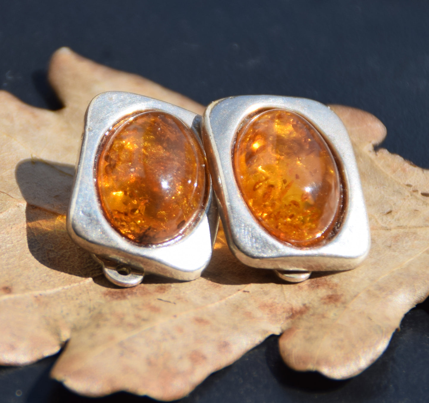 Ovali orecchini a clip con Ambra naturale color cognac e Argento 925, MJ Baltica, BKK019