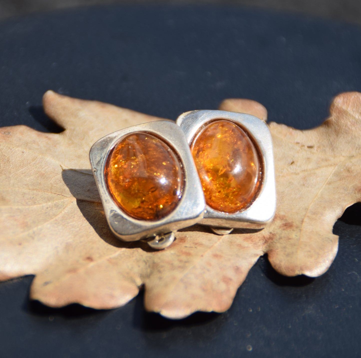 Ovali orecchini a clip con Ambra naturale color cognac e Argento 925, MJ Baltica, BKK019