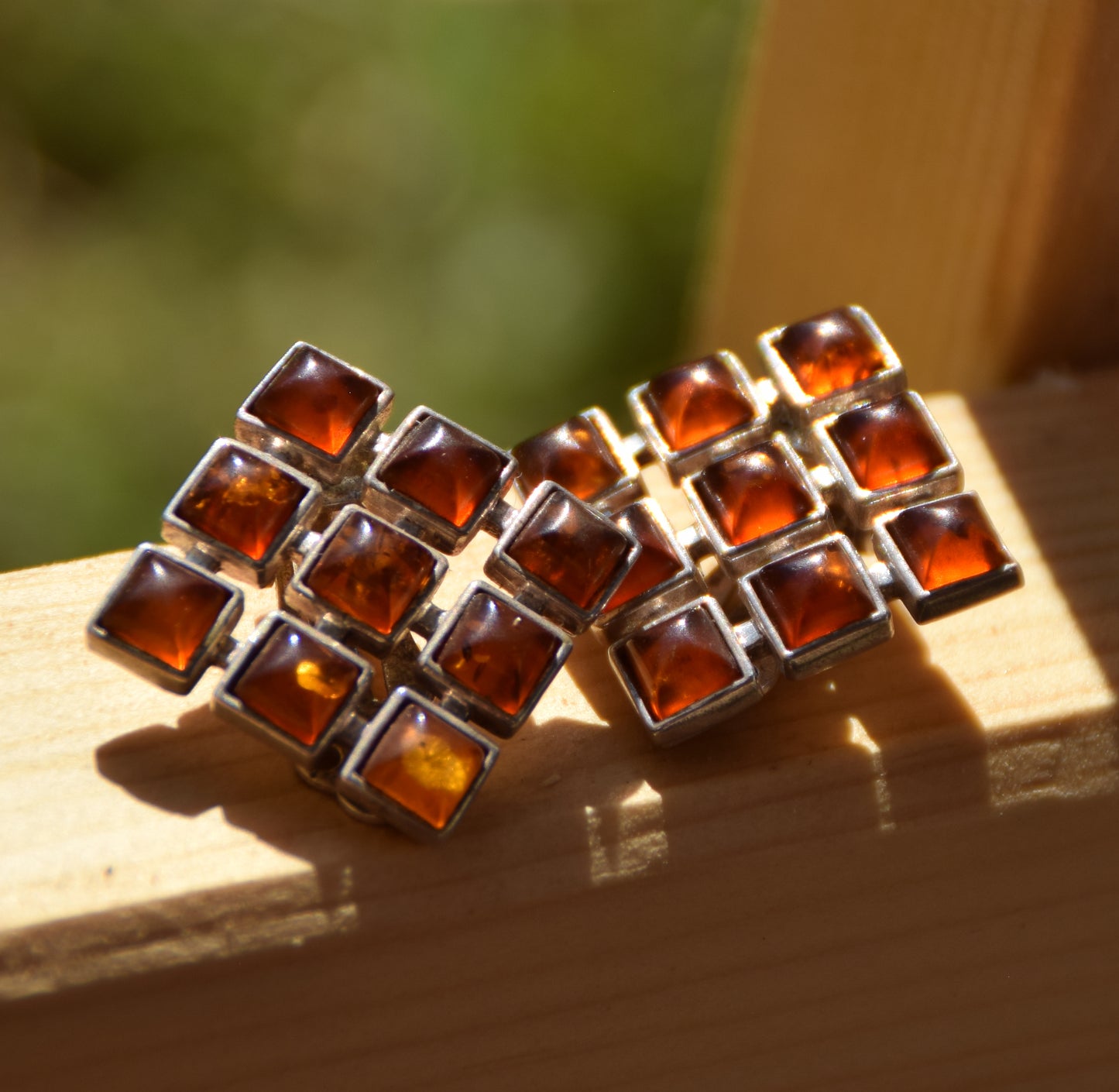 Orecchini a clip geometrici con Ambra cognac naturale e Argento 925, MJ Baltica, BKK020