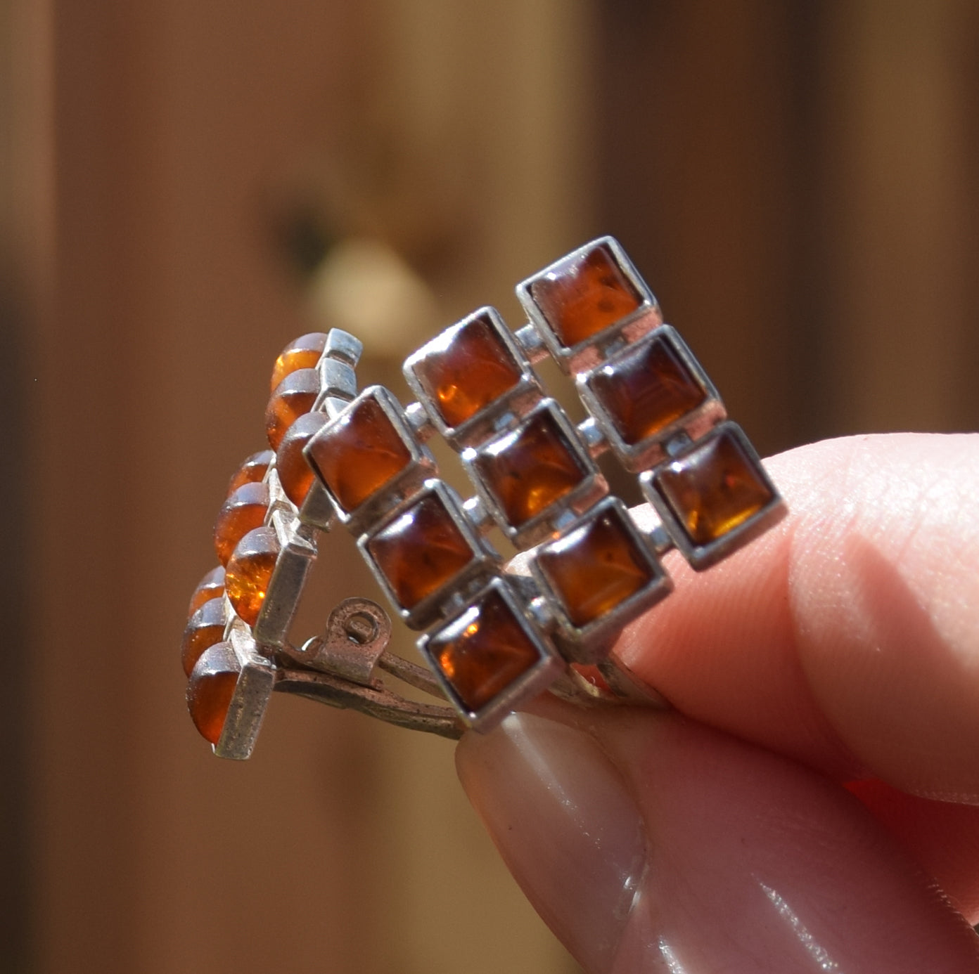 Orecchini a clip geometrici con Ambra cognac naturale e Argento 925, MJ Baltica, BKK020