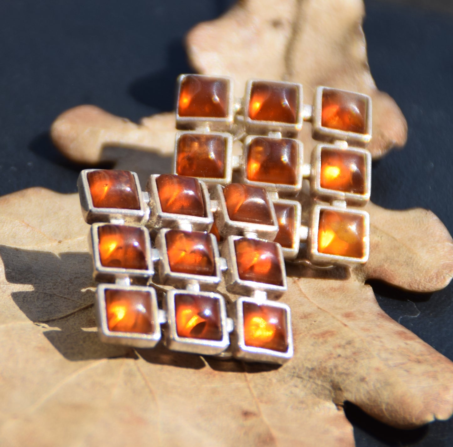 Orecchini a clip geometrici con Ambra cognac naturale e Argento 925, MJ Baltica, BKK020