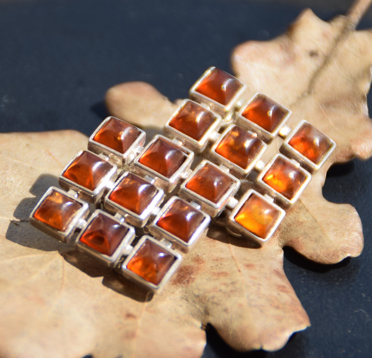 Orecchini a clip geometrici con Ambra cognac naturale e Argento 925, MJ Baltica, BKK020