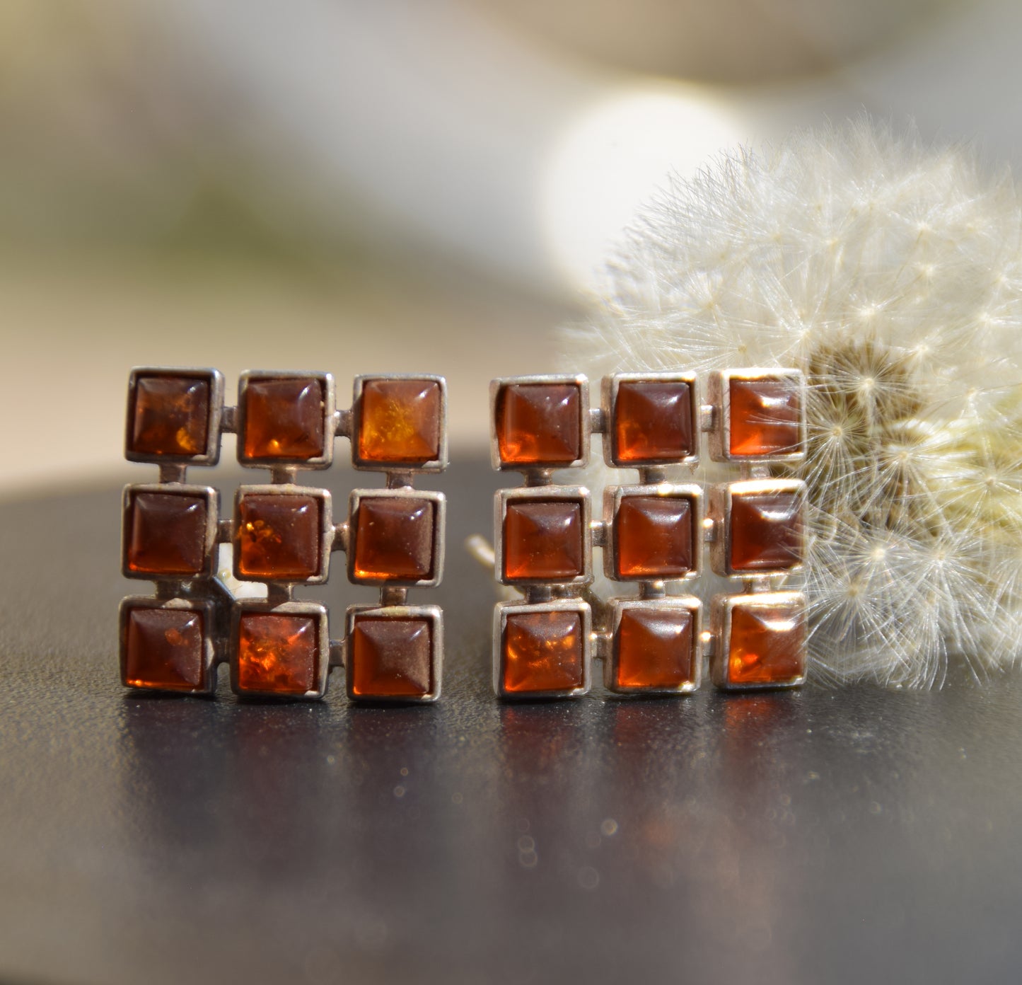Orecchini a clip geometrici con Ambra cognac naturale e Argento 925, MJ Baltica, BKK020