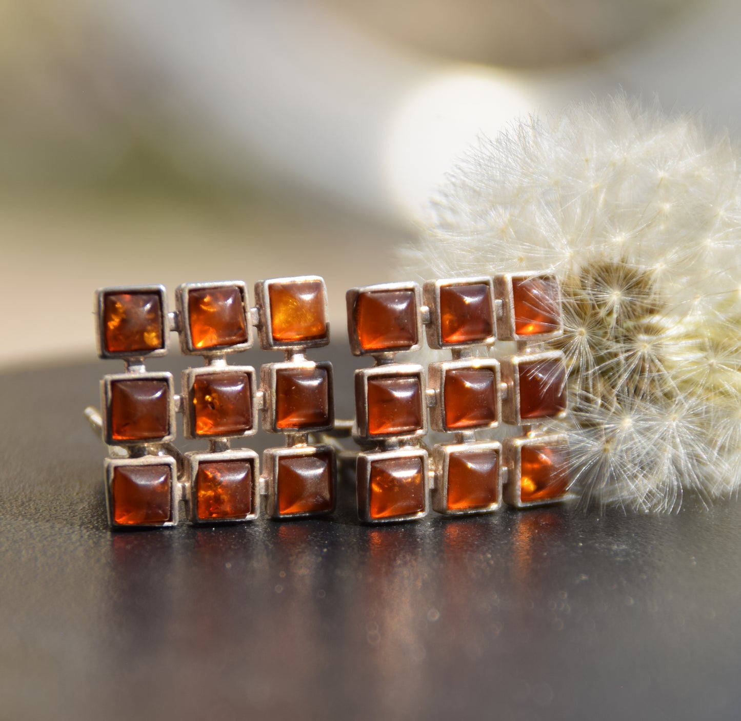 Orecchini a clip geometrici con Ambra cognac naturale e Argento 925, MJ Baltica, BKK020