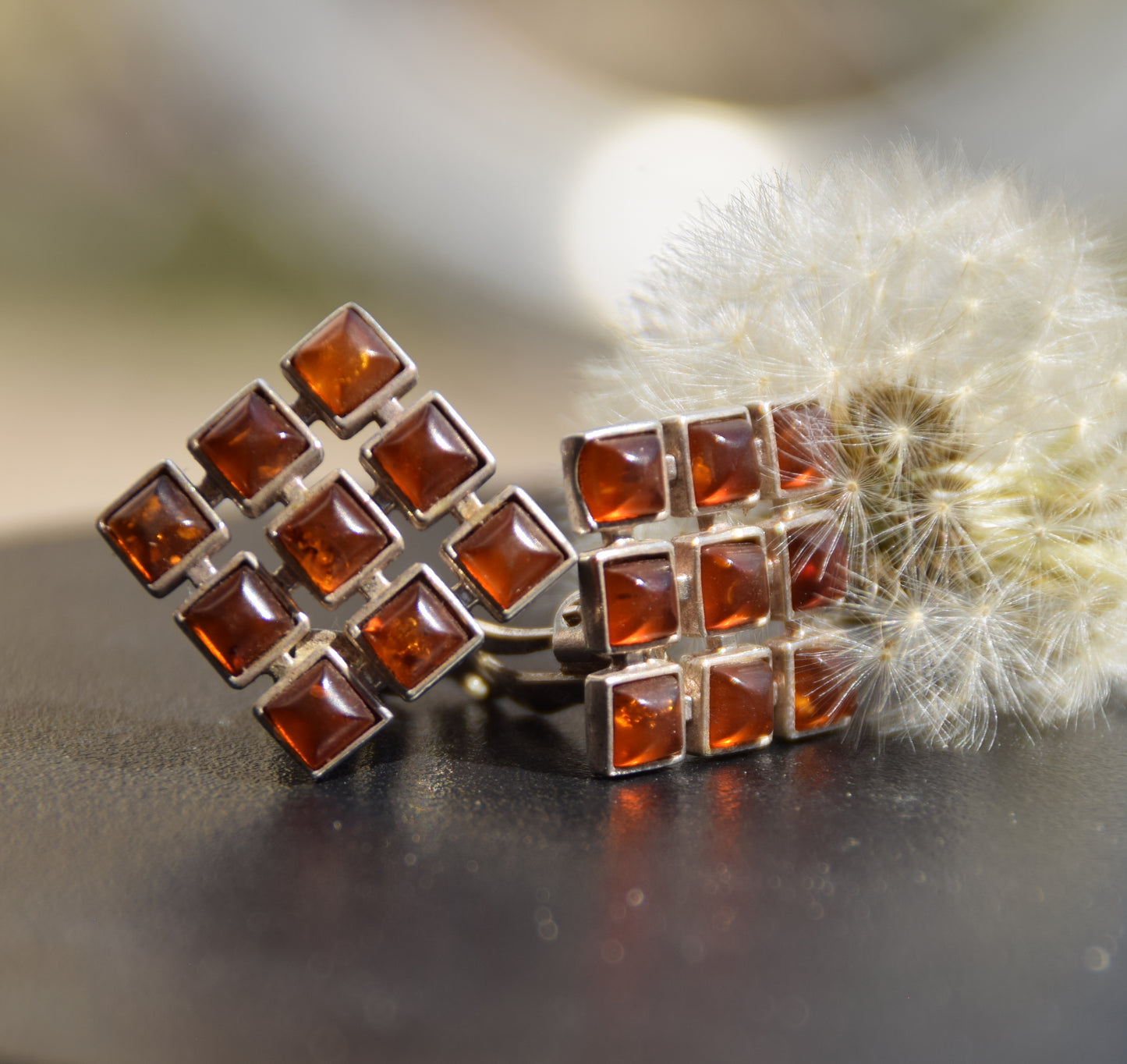 Orecchini a clip geometrici con Ambra cognac naturale e Argento 925, MJ Baltica, BKK020