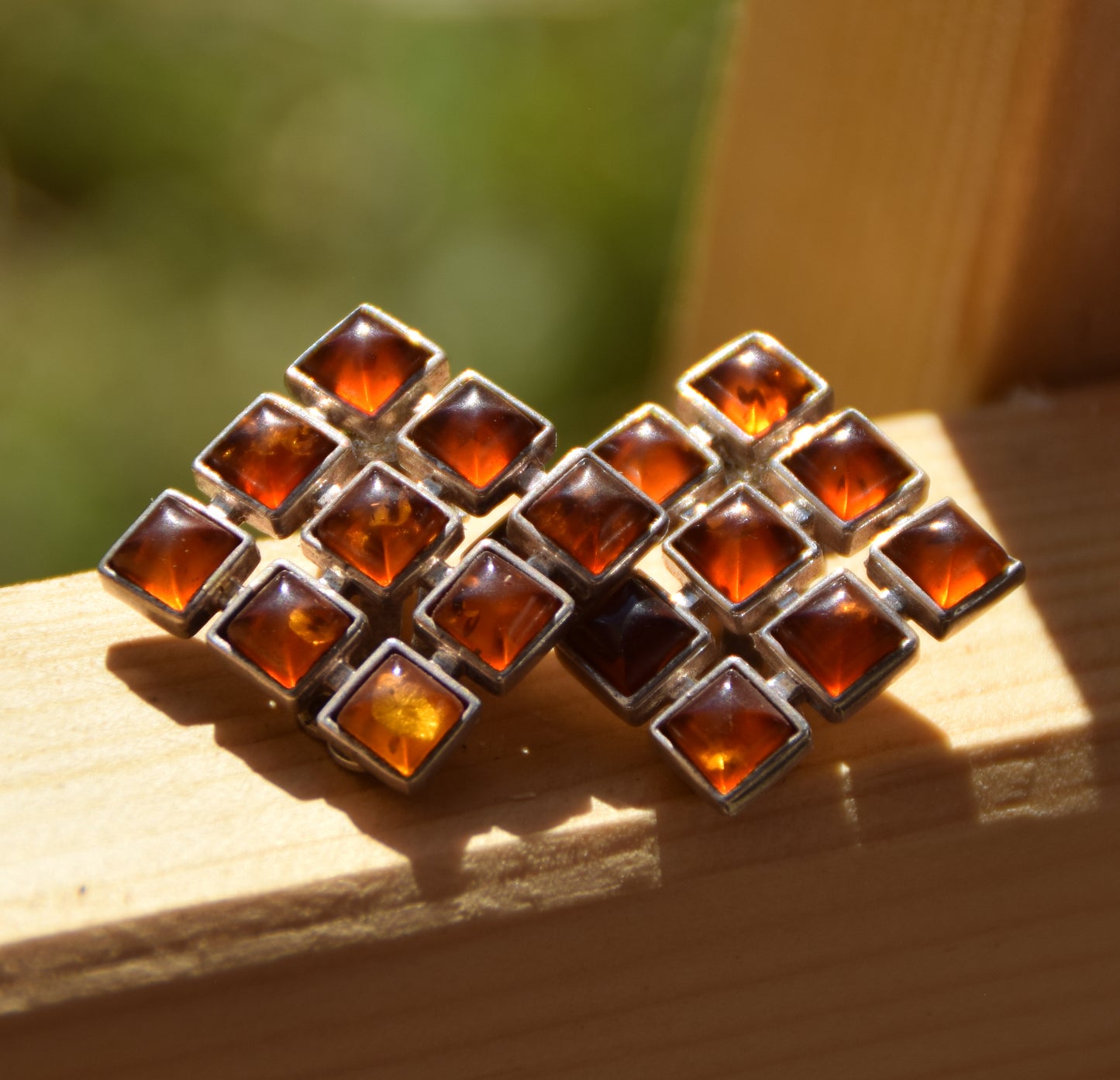 Orecchini a clip geometrici con Ambra cognac naturale e Argento 925, MJ Baltica, BKK020