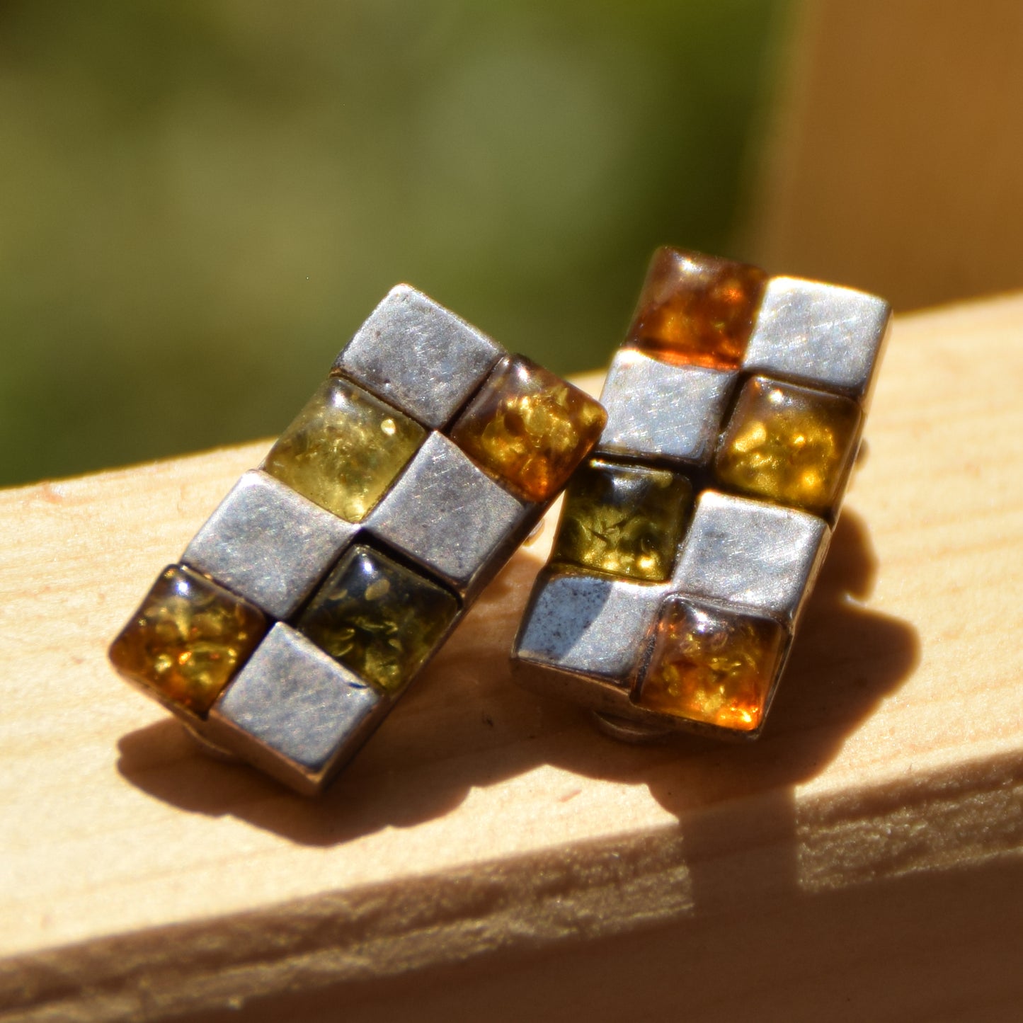 Orecchini a clip geometrici con Ambra mista naturale e Argento 925, MJ Baltica, BKK021