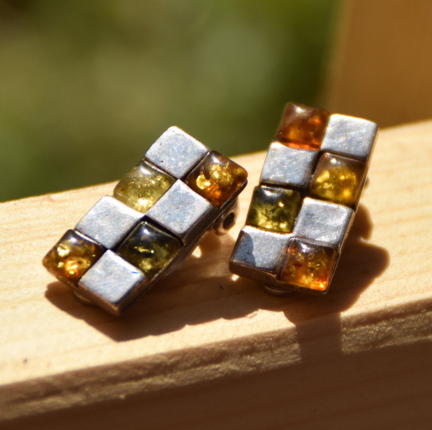 Orecchini a clip geometrici con Ambra mista naturale e Argento 925, MJ Baltica, BKK021
