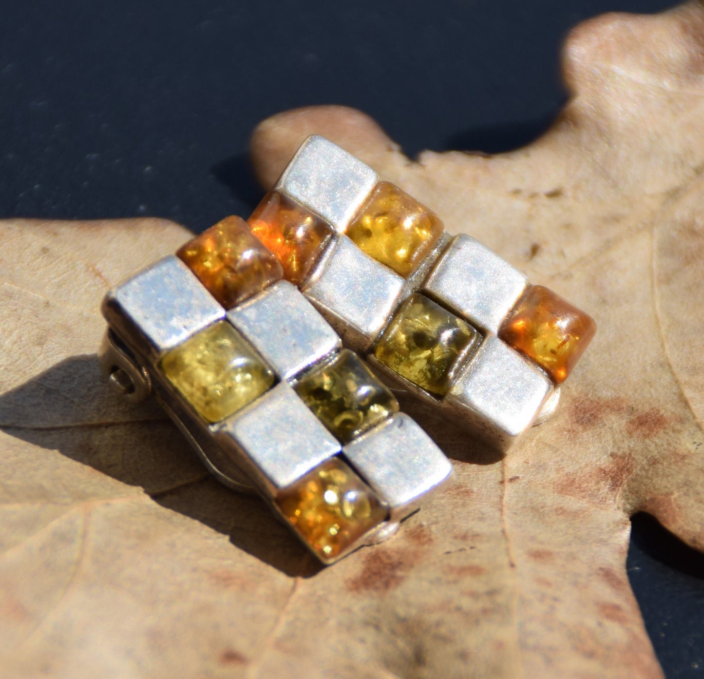 Orecchini a clip geometrici con Ambra mista naturale e Argento 925, MJ Baltica, BKK021