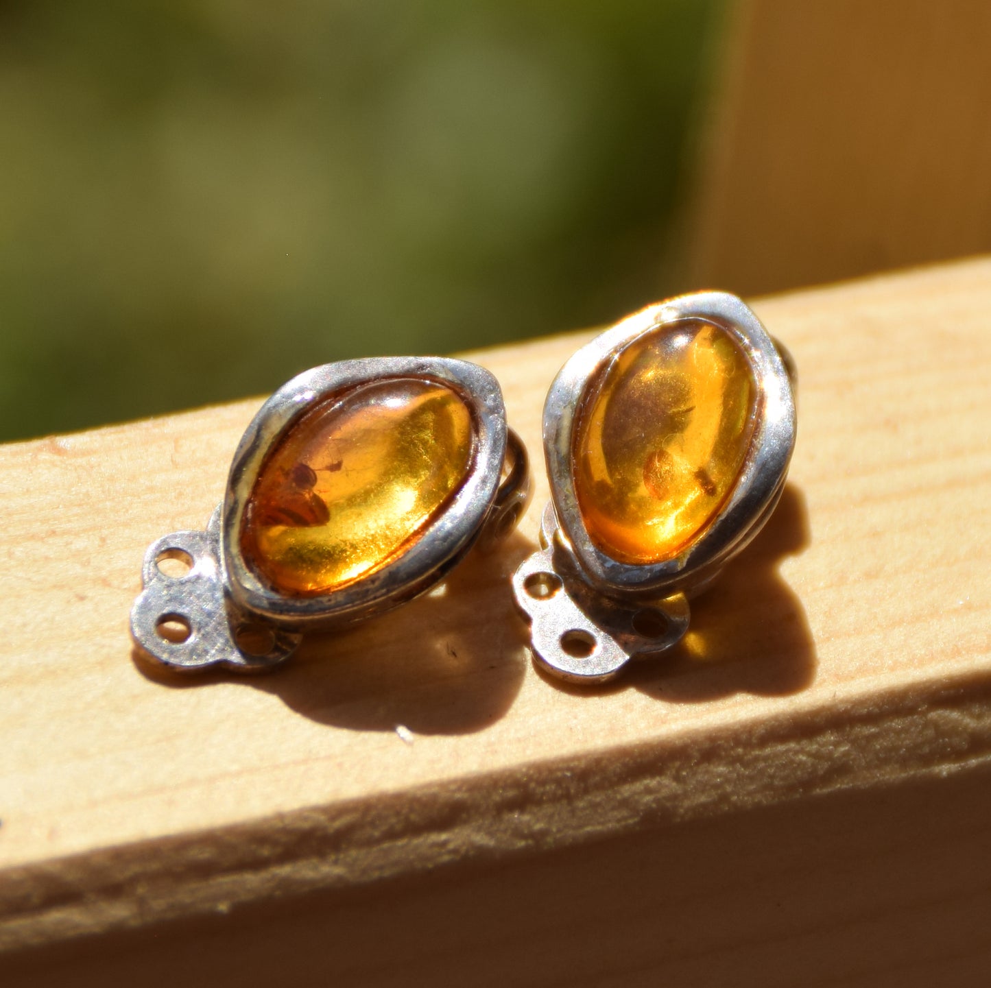 Ovali orecchini a clip con Ambra naturale color oro e Argento 925, MJ Baltica, BKK022