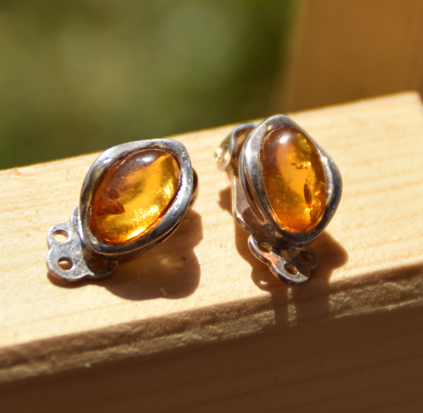 Ovali orecchini a clip con Ambra naturale color oro e Argento 925, MJ Baltica, BKK022