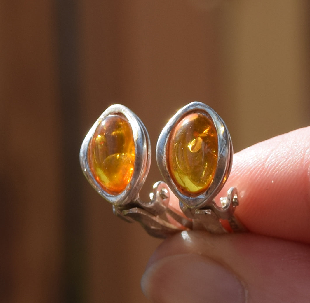 Ovali orecchini a clip con Ambra naturale color oro e Argento 925, MJ Baltica, BKK022