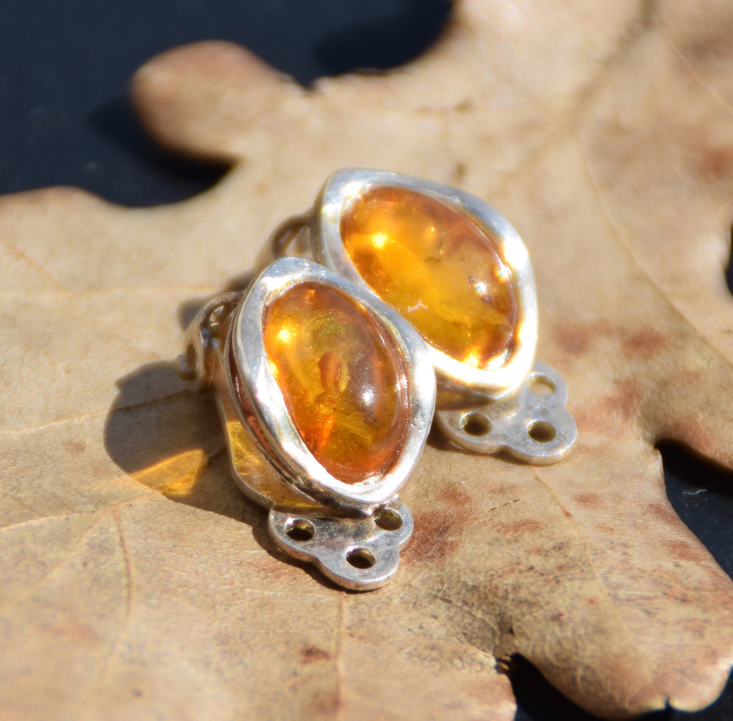 Ovali orecchini a clip con Ambra naturale color oro e Argento 925, MJ Baltica, BKK022