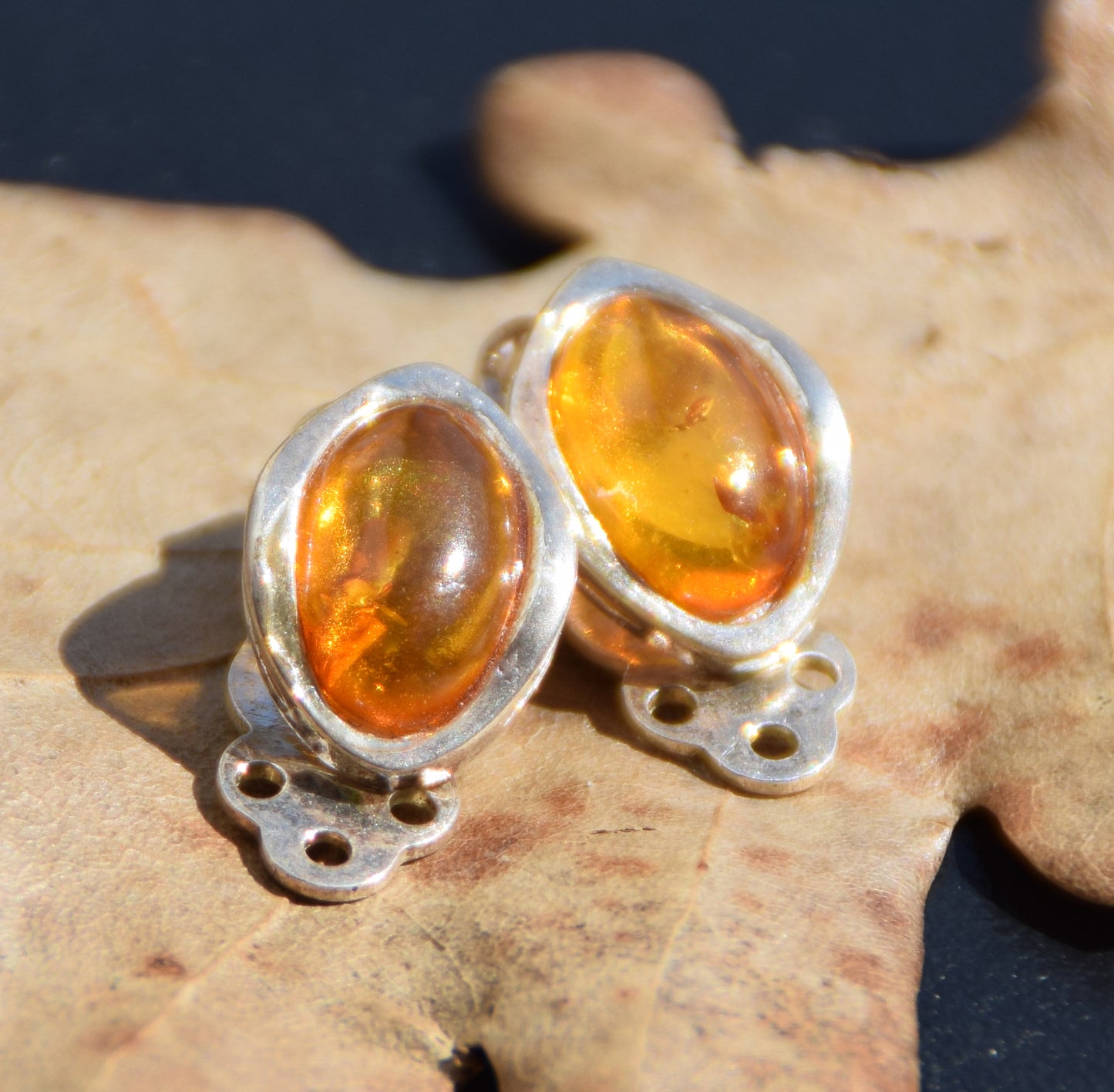 Ovali orecchini a clip con Ambra naturale color oro e Argento 925, MJ Baltica, BKK022