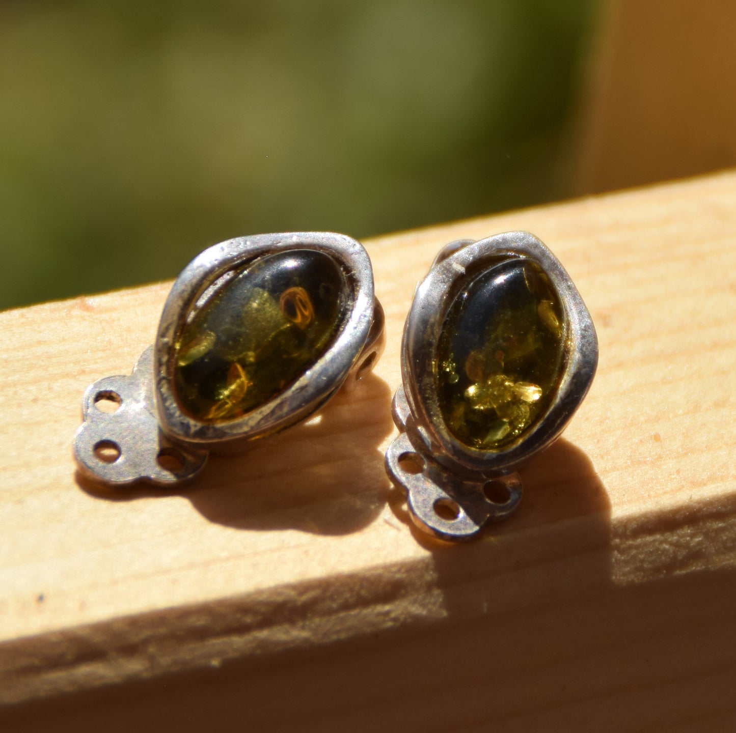 Delicati orecchini a clip con Ambra naturale color verde e Argento 925, MJ Baltica, BKK023