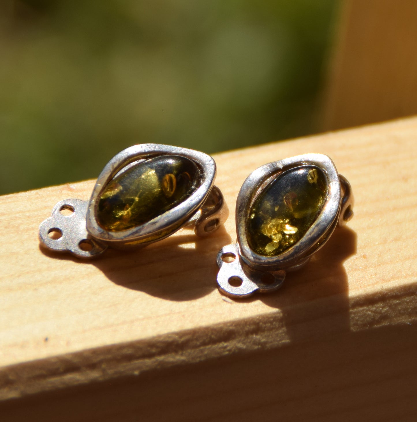 Delicati orecchini a clip con Ambra naturale color verde e Argento 925, MJ Baltica, BKK023