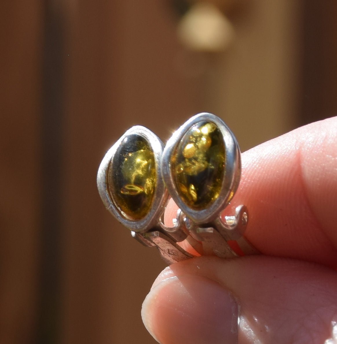 Delicati orecchini a clip con Ambra naturale color verde e Argento 925, MJ Baltica, BKK023