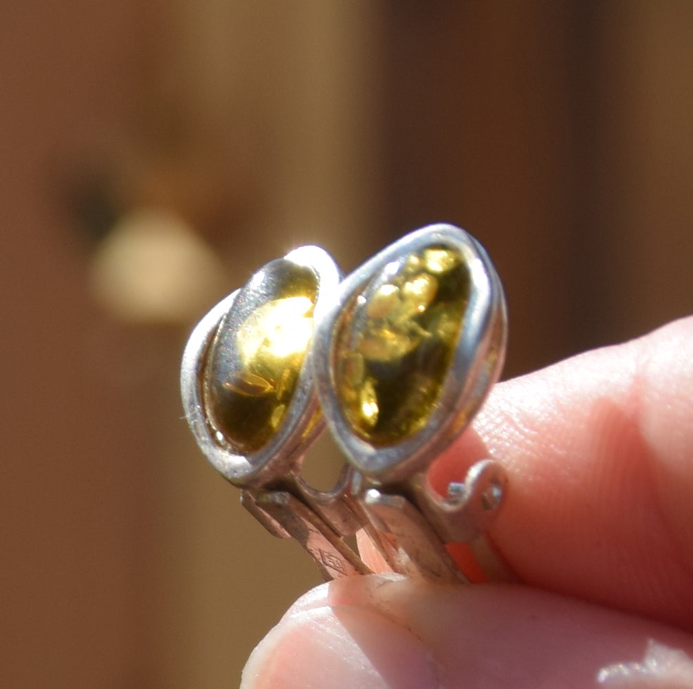 Delicati orecchini a clip con Ambra naturale color verde e Argento 925, MJ Baltica, BKK023