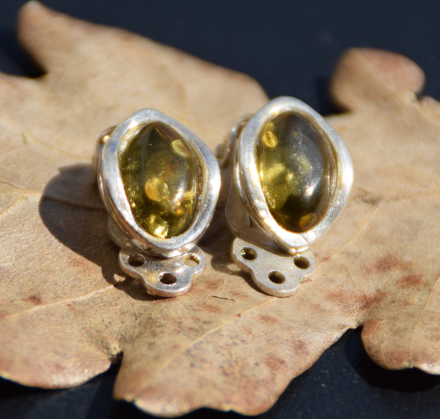 Delicati orecchini a clip con Ambra naturale color verde e Argento 925, MJ Baltica, BKK023