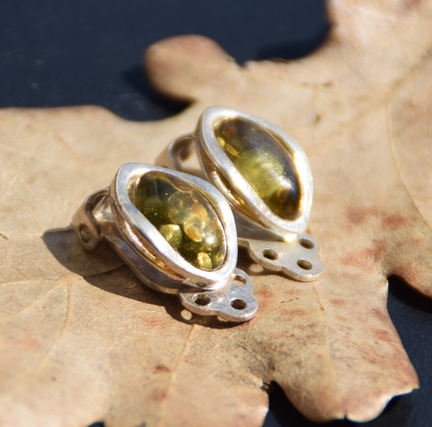 Delicati orecchini a clip con Ambra naturale color verde e Argento 925, MJ Baltica, BKK023