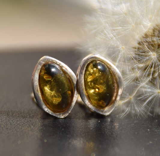 Delicati orecchini a clip con Ambra naturale color verde e Argento 925, MJ Baltica, BKK023