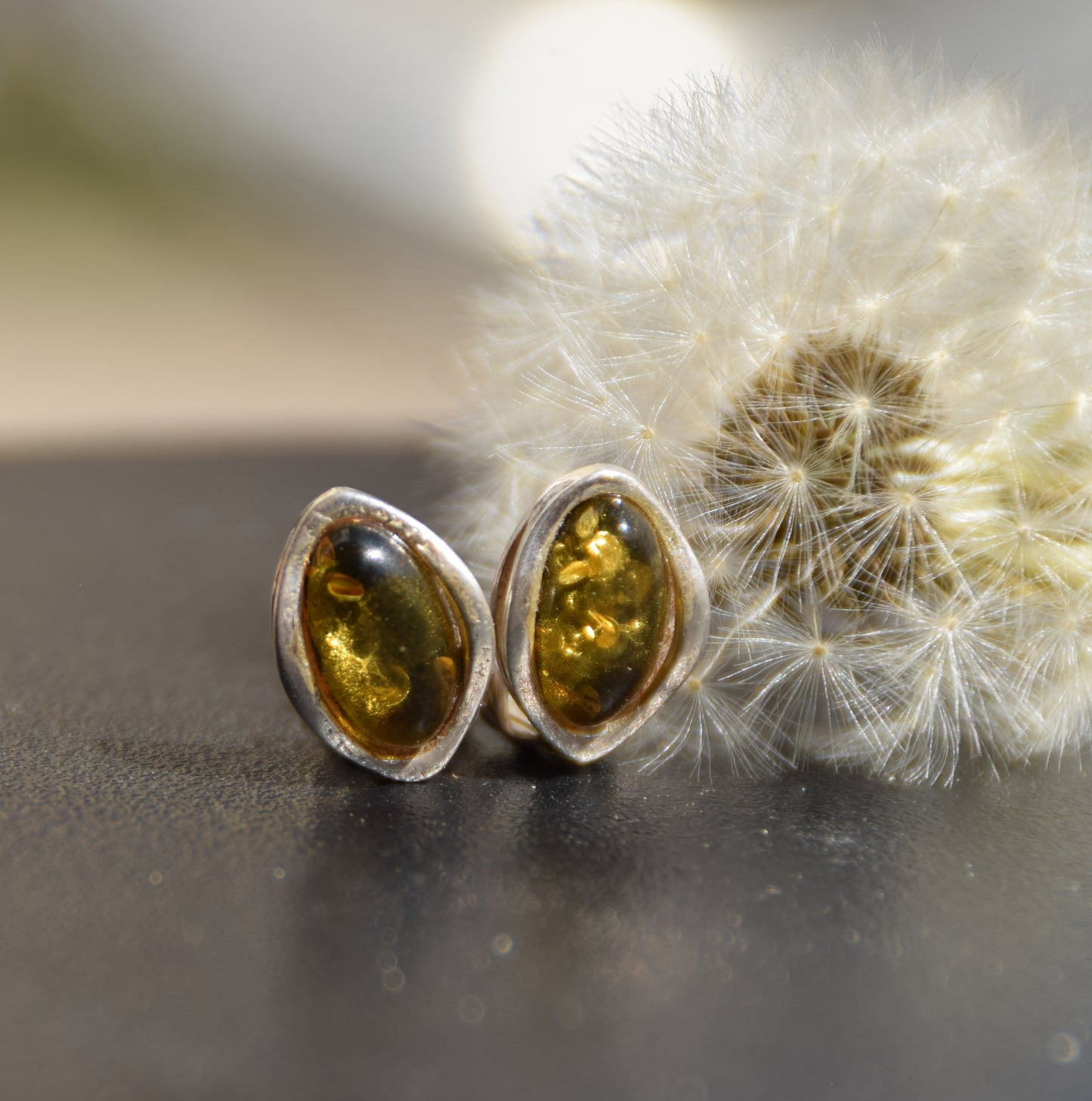 Delicati orecchini a clip con Ambra naturale color verde e Argento 925, MJ Baltica, BKK023