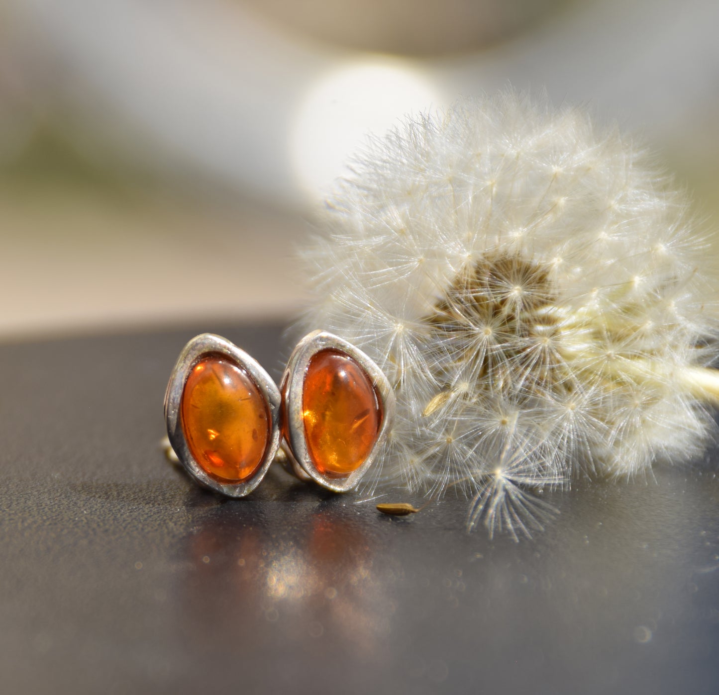 Delicati orecchini a clip con Ambra naturale color cognac e Argento 925, MJ Baltica, BKK024