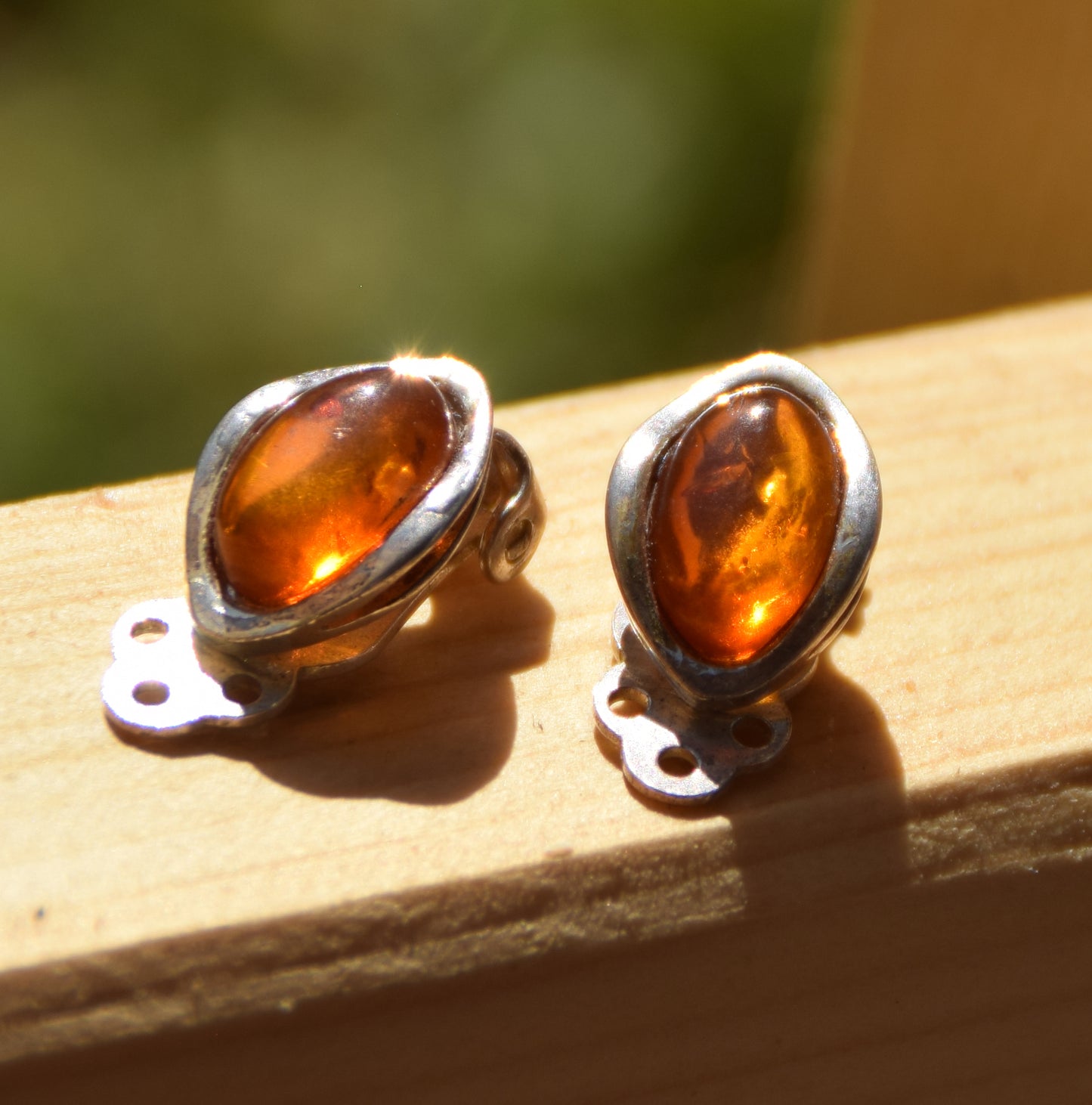 Delicati orecchini a clip con Ambra naturale color cognac e Argento 925, MJ Baltica, BKK024