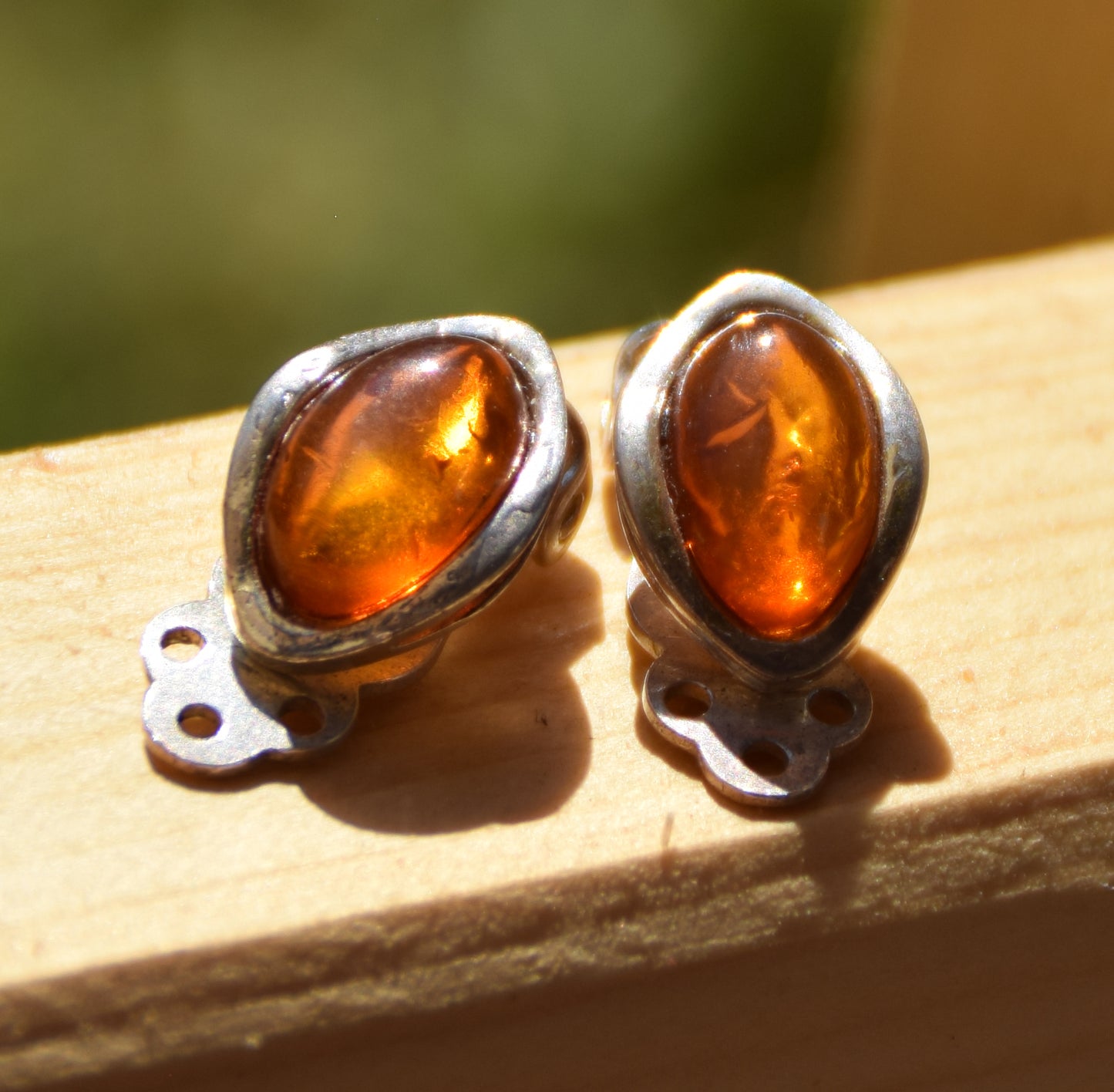 Delicati orecchini a clip con Ambra naturale color cognac e Argento 925, MJ Baltica, BKK024