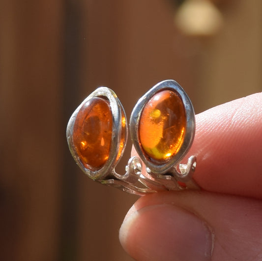 Delicati orecchini a clip con Ambra naturale color cognac e Argento 925, MJ Baltica, BKK024