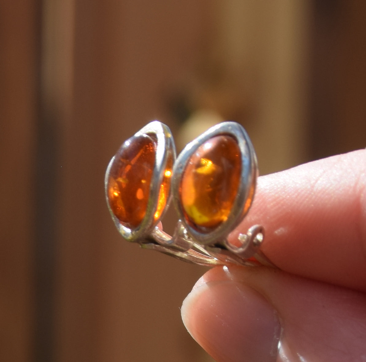 Delicati orecchini a clip con Ambra naturale color cognac e Argento 925, MJ Baltica, BKK024