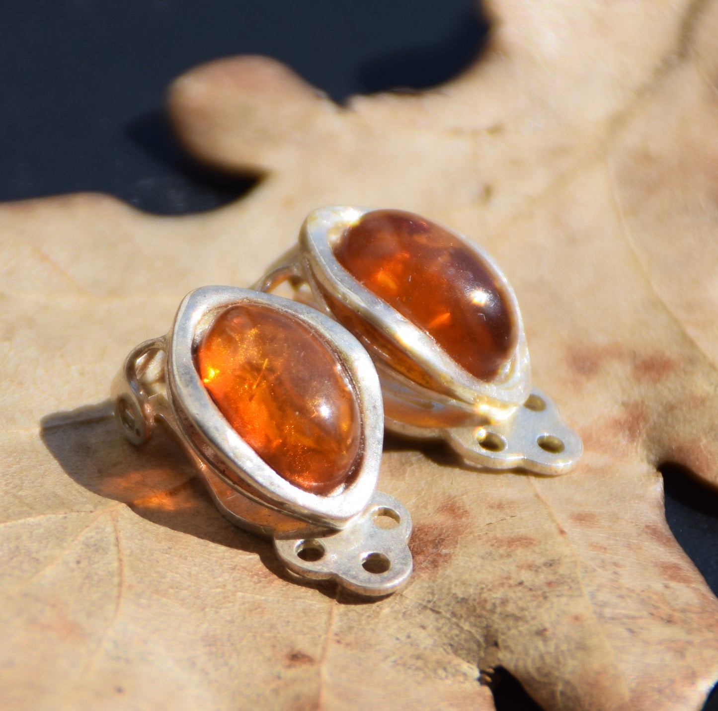 Delicati orecchini a clip con Ambra naturale color cognac e Argento 925, MJ Baltica, BKK024