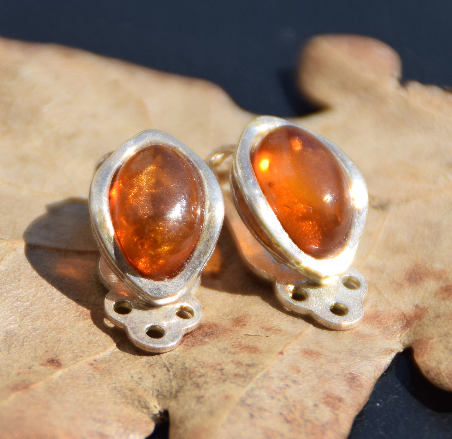 Delicati orecchini a clip con Ambra naturale color cognac e Argento 925, MJ Baltica, BKK024