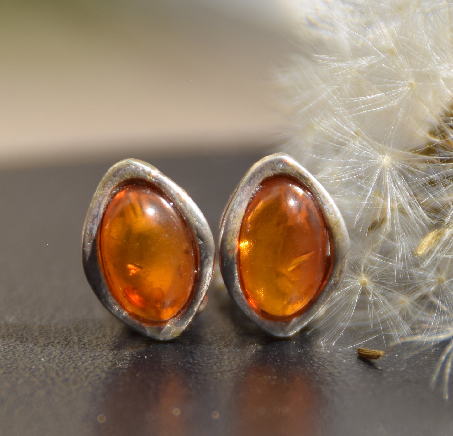Delicati orecchini a clip con Ambra naturale color cognac e Argento 925, MJ Baltica, BKK024