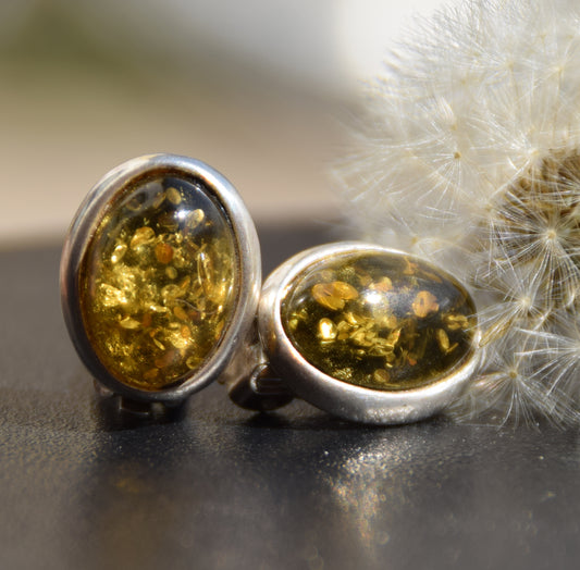 Ovali orecchini a clip con Ambra naturale color verde e Argento 925, MJ Baltica, BKK026