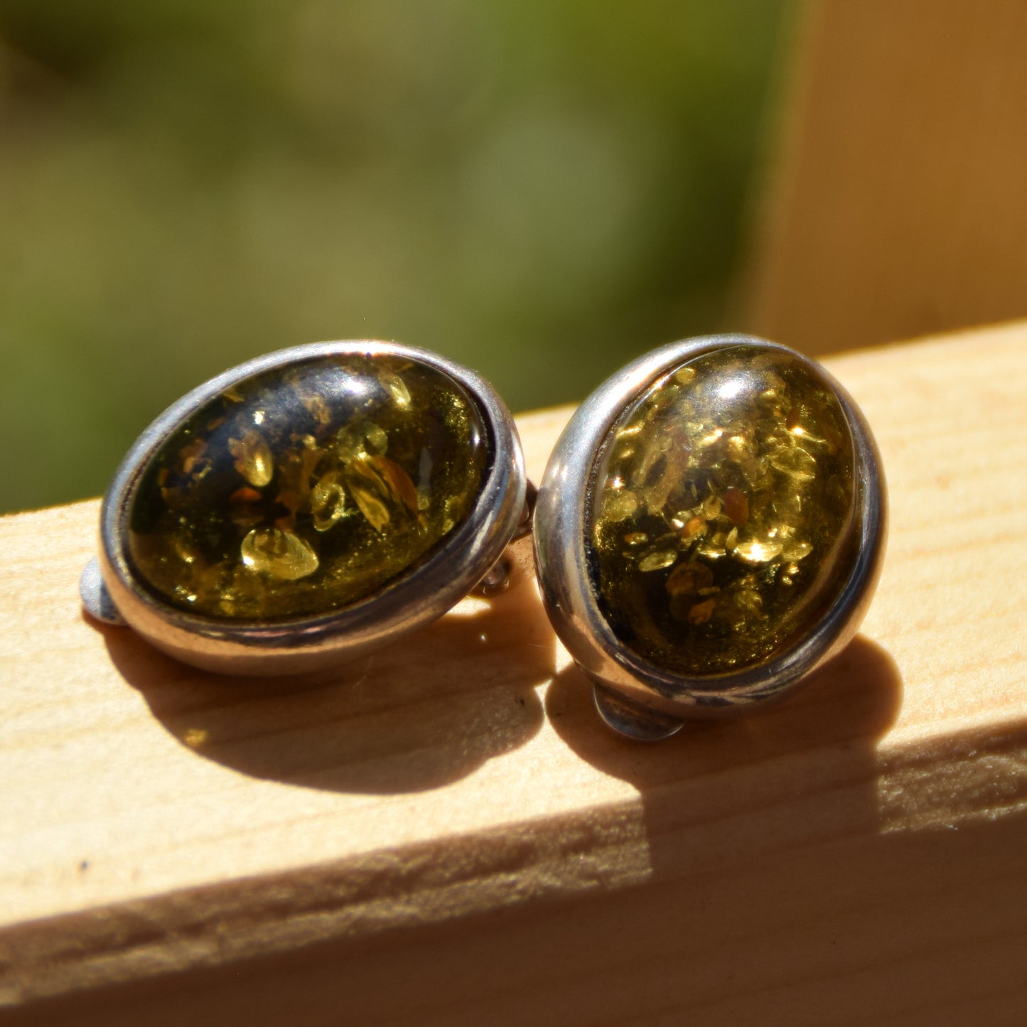 Ovali orecchini a clip con Ambra naturale color verde e Argento 925, MJ Baltica, BKK026