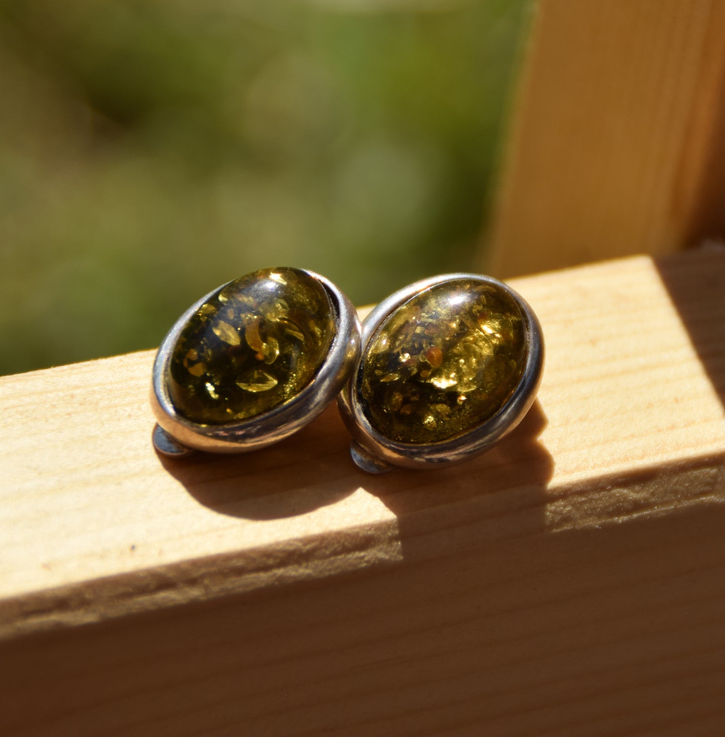 Ovali orecchini a clip con Ambra naturale color verde e Argento 925, MJ Baltica, BKK026