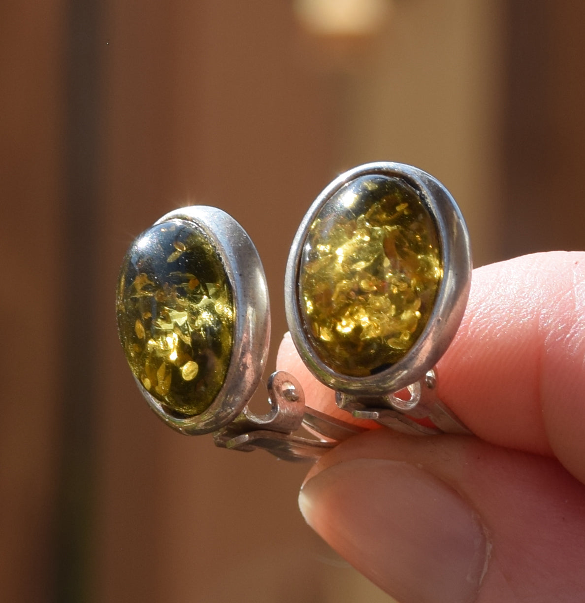 Ovali orecchini a clip con Ambra naturale color verde e Argento 925, MJ Baltica, BKK026