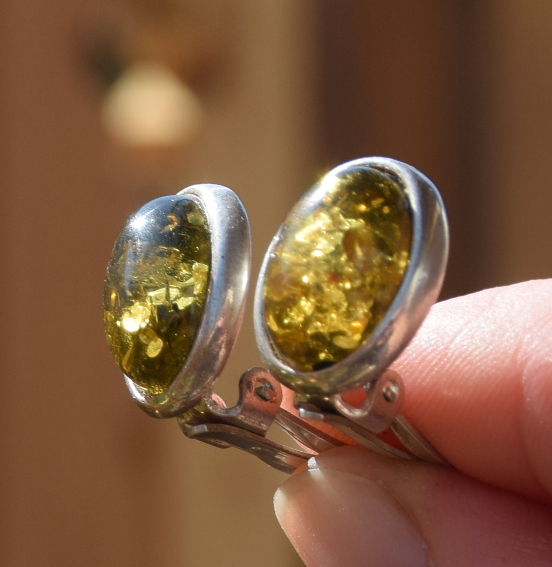 Ovali orecchini a clip con Ambra naturale color verde e Argento 925, MJ Baltica, BKK026